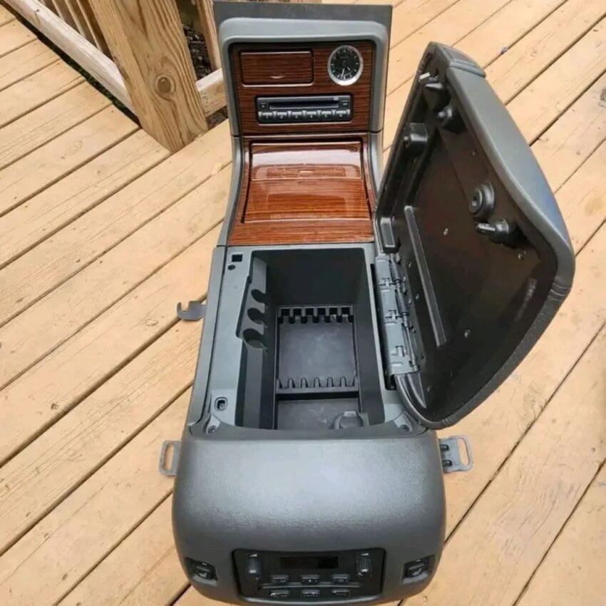 03-06 Chevy GMC Center Console