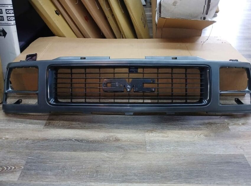 1994-2002 GMC PICKUP SUBURBAN YUKON Grill - Image 3