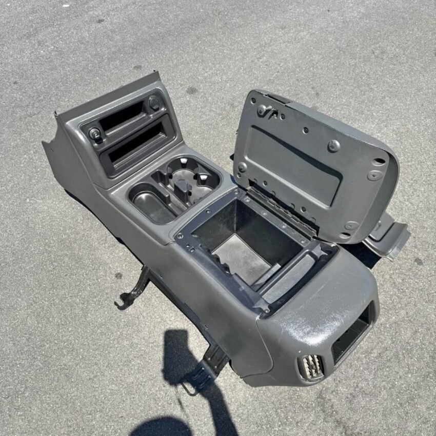 99-07 Chevy Silverado SS Console and glove box - Image 3