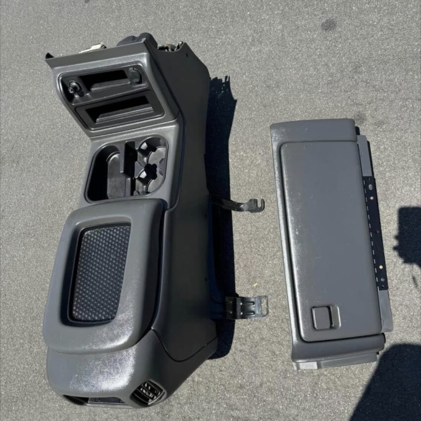 99-07 Chevy Silverado SS Console and glove box - Image 2