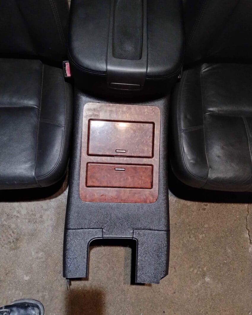 08 GMC Yukon Sierra Denali Front Leather Seats & Center Console for sale - Image 4