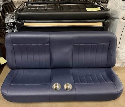 Classic admiral pleats with center bolsters and SS cups