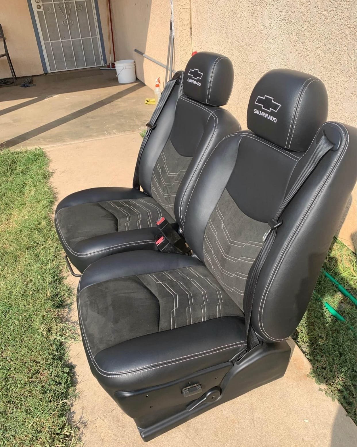 99-06 Silverado bucket seats with bowtie - Image 2
