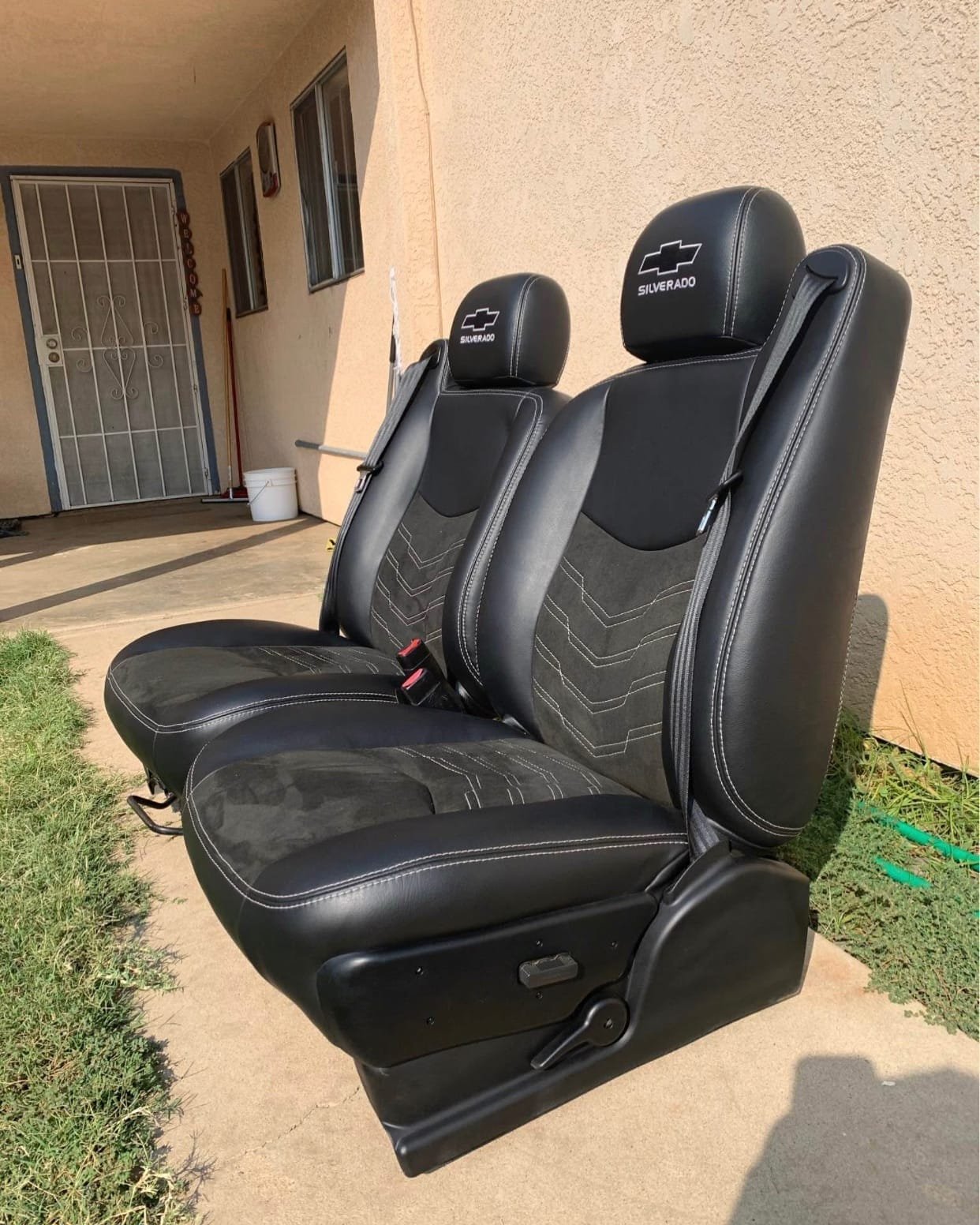 99-06 Silverado bucket seats with bowtie
